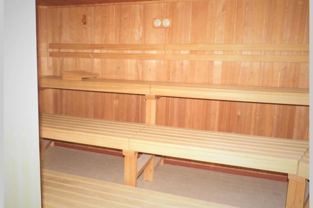 Traveloge Mit Schwimmbad Und Sauna لوبيك المظهر الخارجي الصورة